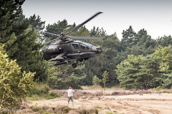 Apache-helikopters oefenen laagvliegen nabij Land van Cuijk