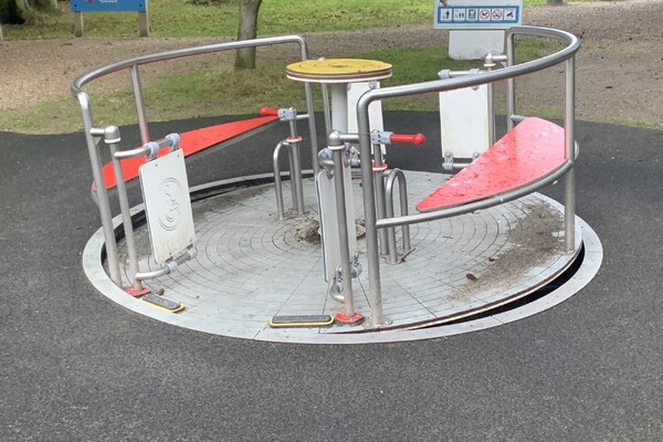 Speeltuin Overloon zamelt geld in voor nieuwe rolstoeldraaimolen
