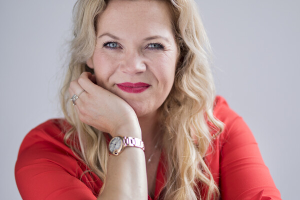 Roos Schlikker trapt nieuw seizoen Boek en Praat af in Schouwburg Cuijk