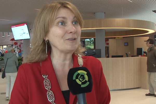 ‘Dit is hún gemeentehuis’ zegt burgemeester Moorman: inwoners massaal op bezoek bij vernieuwd bestuurscentrum Land van Cuijk