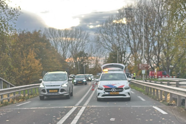 Ongeluk met busje zorgt voor files bij brug in Grave