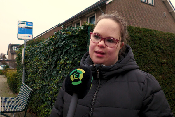 Initiatief van Josephine levert bankje op bij bushalte in Beers: 'Verrast hoe snel het ging'