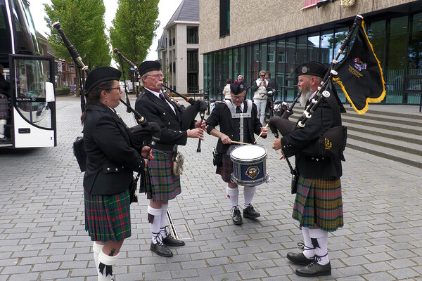 Canadese pipeband herdenkt bevrijding in Nederland