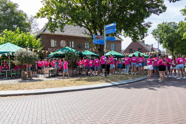 Eerste Lónse Kroegentocht trekt ruim 250 deelnemers tijdens kermis Overloon