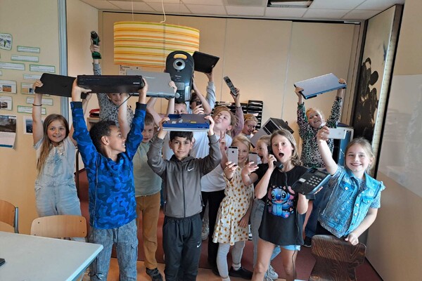 Groep 5/6 c van basisschool Leander zamelen oude elektronica in voor E-waste Race