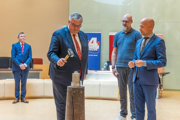 Bruls slaat herdenkingsmunt voor 4Daagse Nijmegen