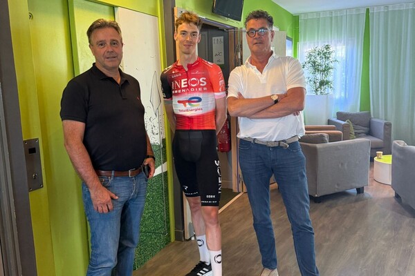 Groene trui-drager Milan en etappewinnaar Arensman naar wielercriterium in Boxmeer