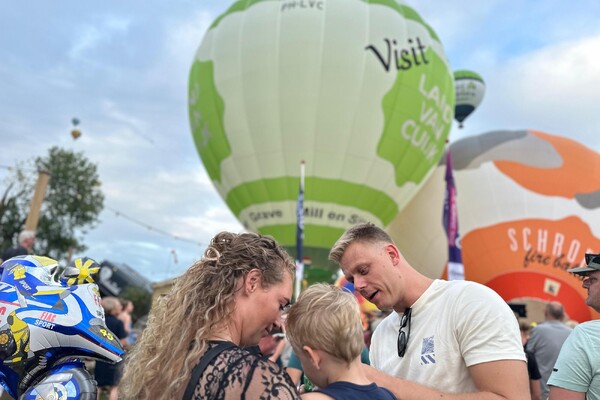 Dansers uit Uden zweven onder ballon tijdens avondshow Ballonfestival Grave