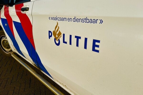 Politieauto van de weg gedrukt, bestuurder opgepakt