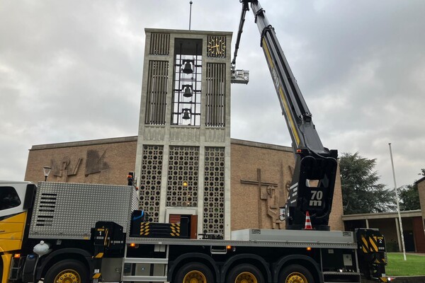 Werk aan verlichte kerkklok Overloon gestart dankzij lokale steun
