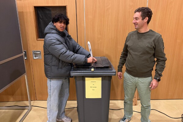 	Joshua (18) stemde voor het eerst en hoopt op een land waar hij kan wonen