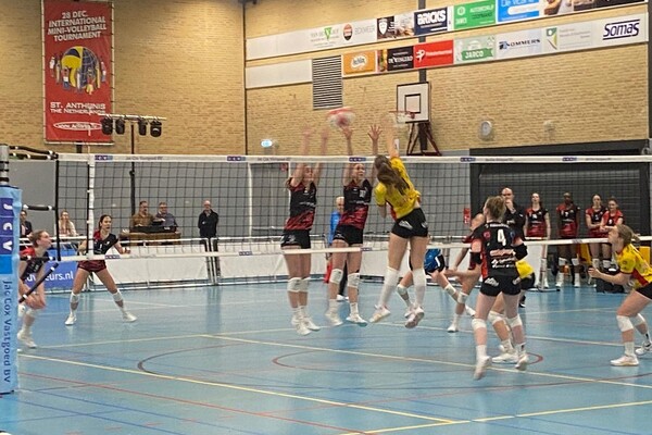 Volleybalsters Activia verliezen van Dynamo