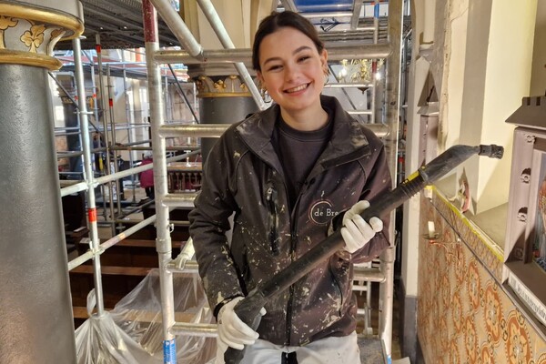 19-jarige Fabienne restaureert eeuwenoude kerk Katwijk: 'Een eer om te doen'